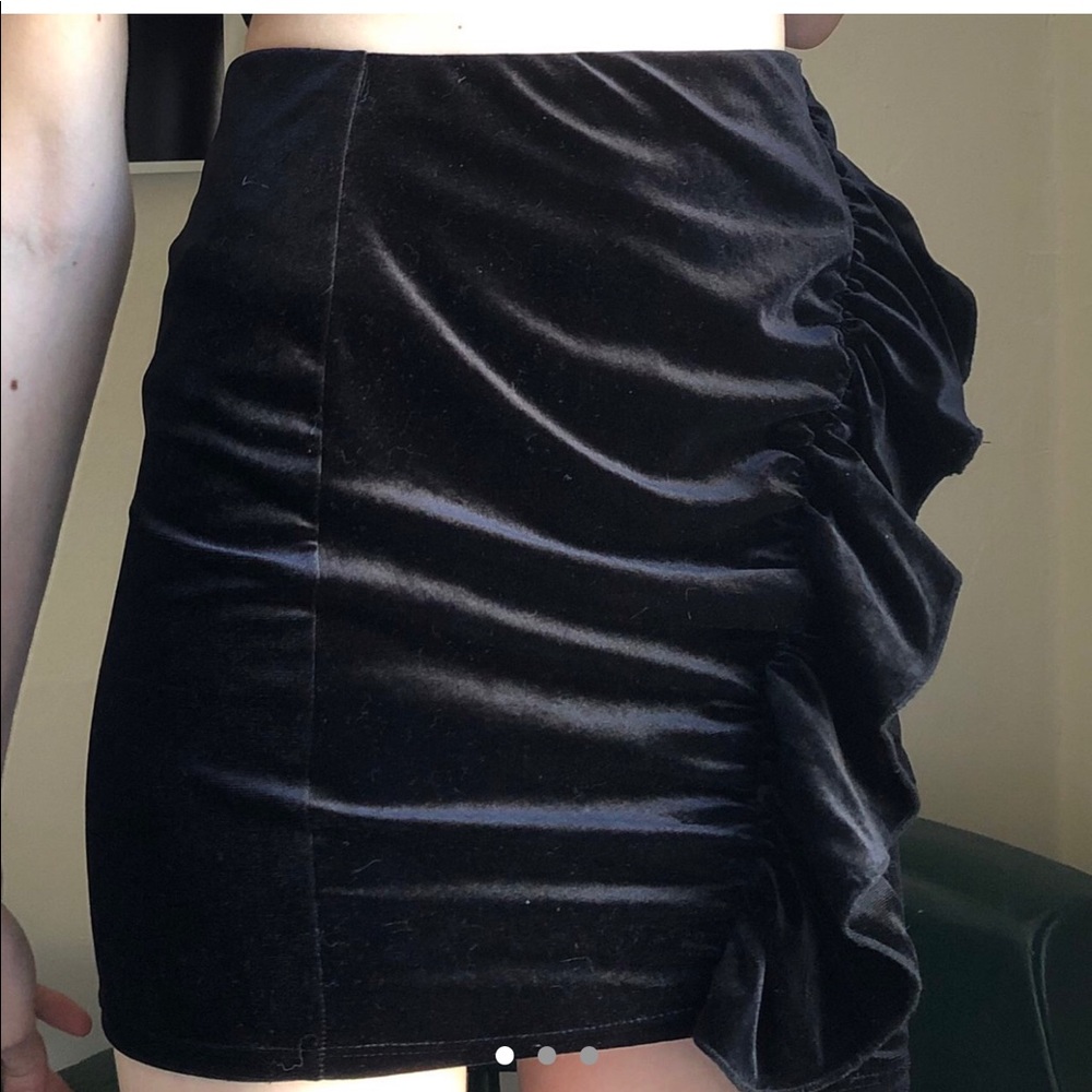 Ruffle side mini skirt black velvet